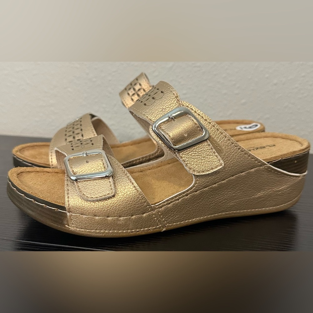 Flexus Women’s Soft Gold Thrume Wedge Sandals NWT Size 9 US 40 EURO